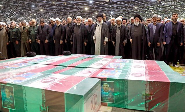 اقامه نماز رهبر انقلاب بر پیکر رئیس‌جمهور شهید